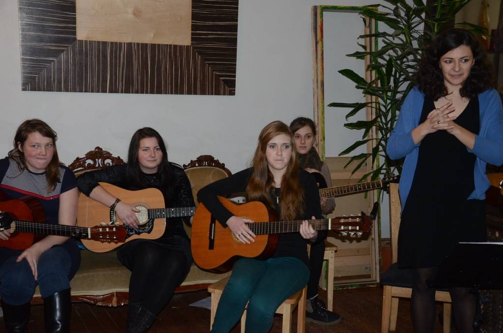 FOTO.VIDEO: Ineses Sērdienes ģitāristu ansamblis gada noslēgumā dzied savas mīļākās dziesmas
