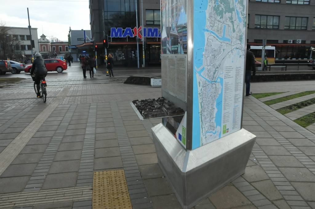 Raizējas par bīstamu objektu jaunajā skvērā Liepājā