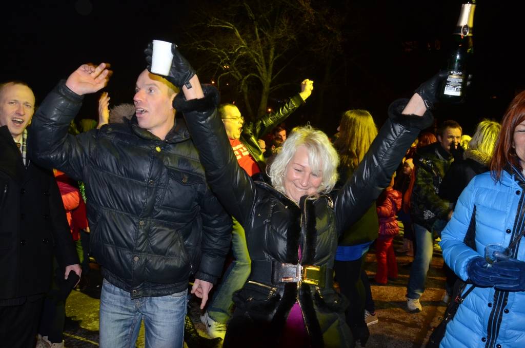 VIDEO: Jaunā gada sagaidīšanas ballīte Rožu laukumā