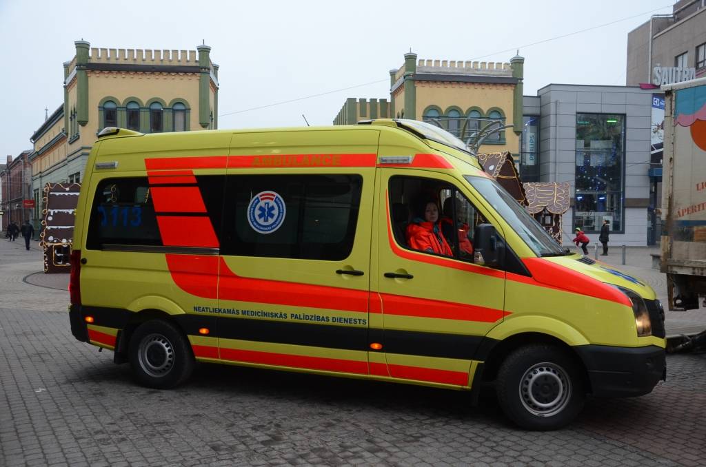 FOTO: Liepājā izrāda visjaunākās neatliekamās medicīniskās palīdzības mašīnas