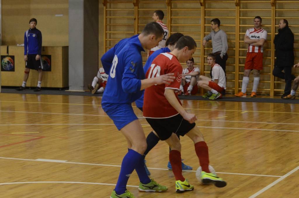 FOTO: Jaunais gads Liepājas telpu futbola čempionātā iesākas ar trīs sarkanajām kartītēm