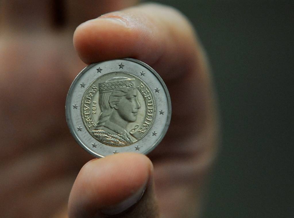 Bloomberg uz Latvijas eiro monētas attēloto Mildu nosauc par slaucēju