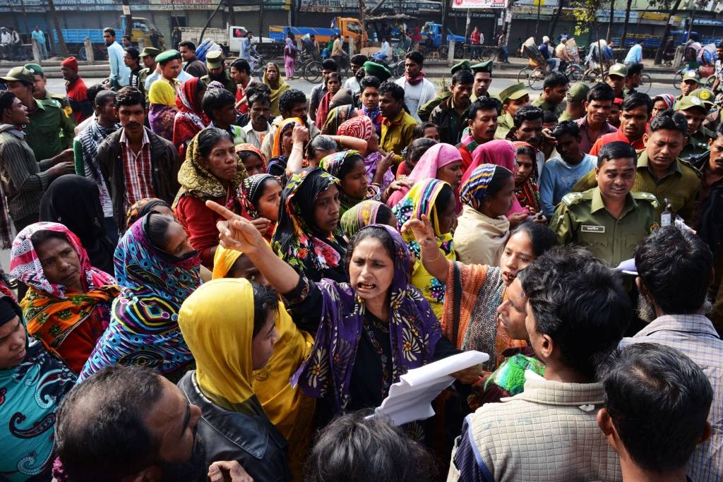 Bangladešā vēlēšanas caurvij asiņainas sadursmes
