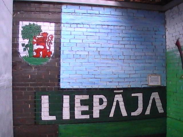 Liepājas cietumā esošie jaunieši apglezno pastaigu laukumus