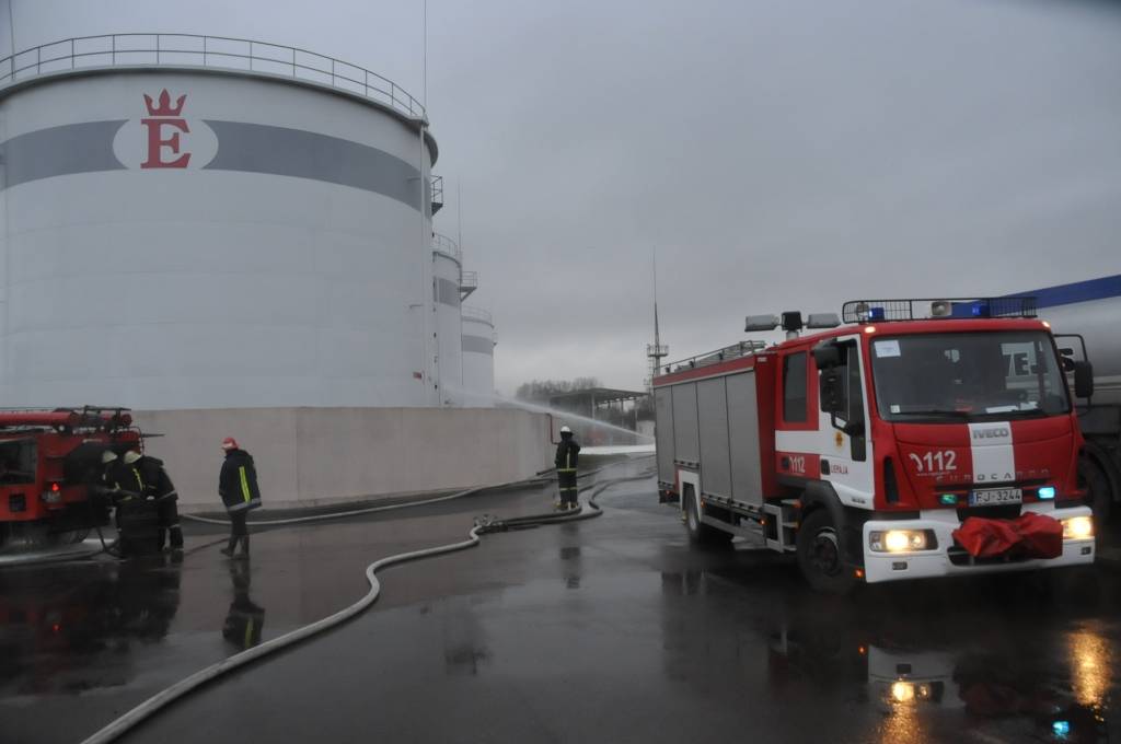 FOTO: Mācās tikt galā ar ārkārtas situāciju