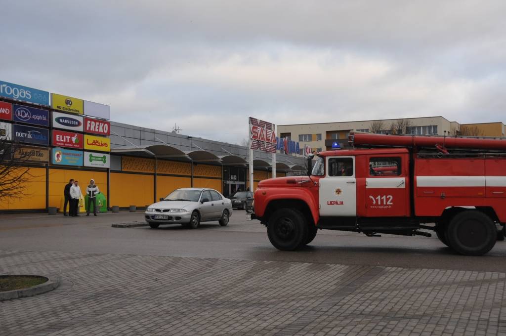 FOTO: Nostrādā signalizācija; evakuē cilvēkus