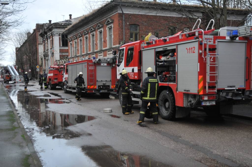 FOTO: Aizdegas bijusī linoleja rūpnīca
