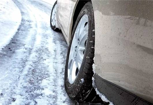 Sniega un apledojuma dēļ apgrūtināta braukšana