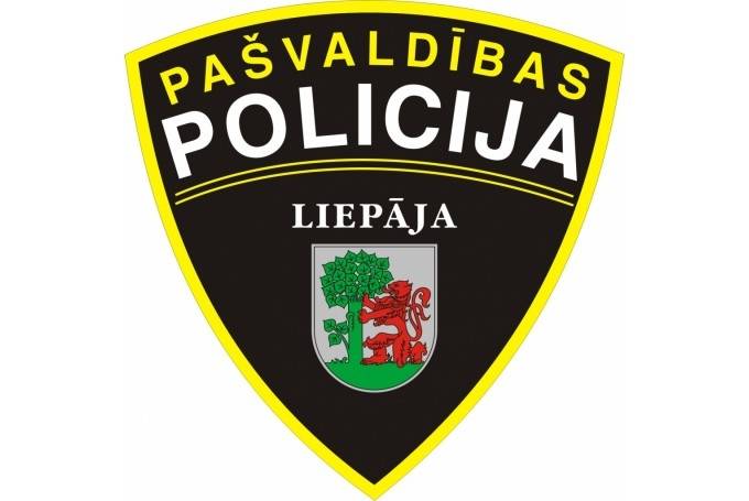 Jaunieši sabojā autobusu pieturvietu