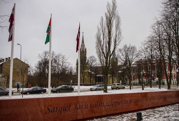 J.Čakstes laukumā turpmāk pastāvīgi plīvos sarkanbaltsarkanais karogs