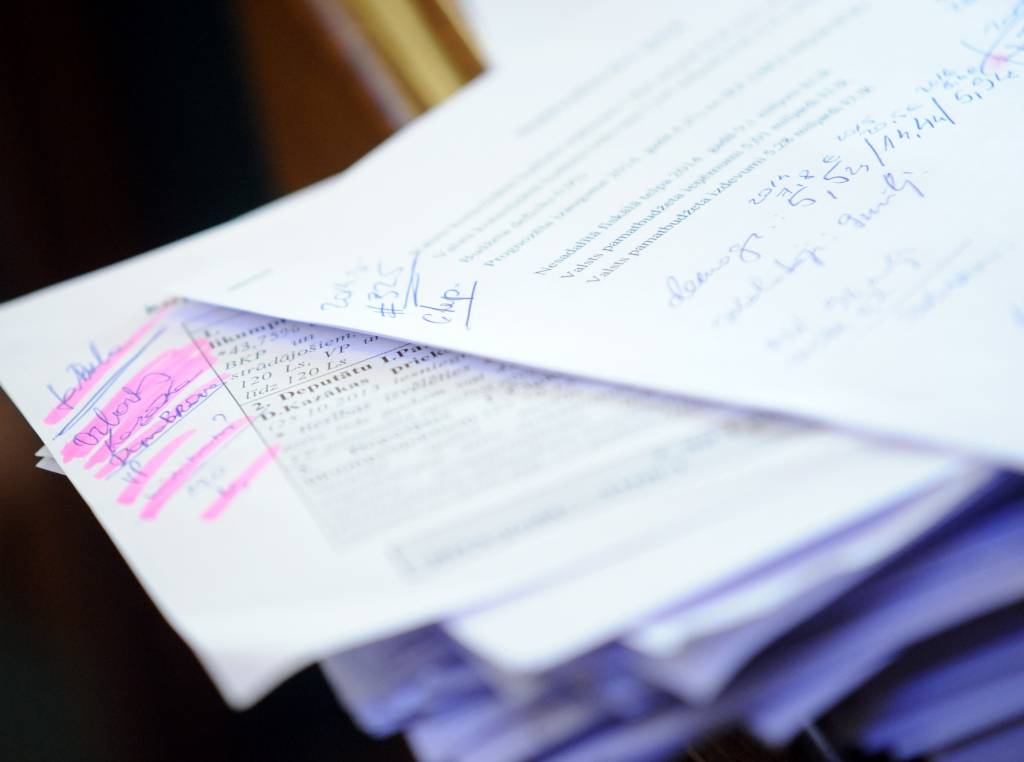 Latvija ar līgumsodiem kļuvusi par balto zvirbuli