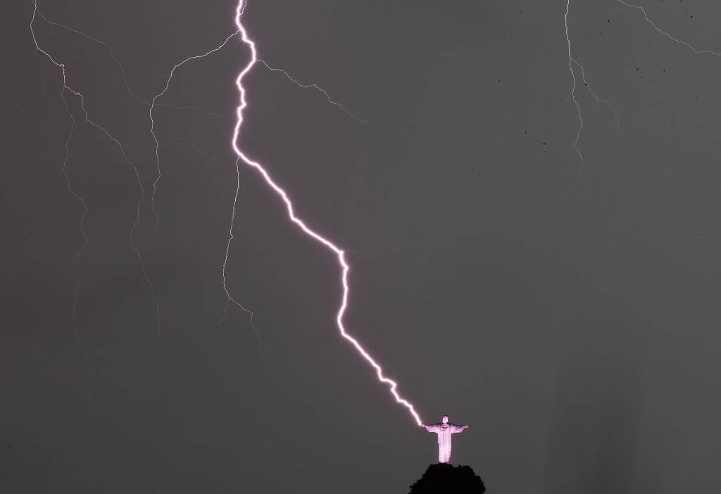 FOTO: Zibens Riodežaneiro Jēzus statujai saspēris īksķi