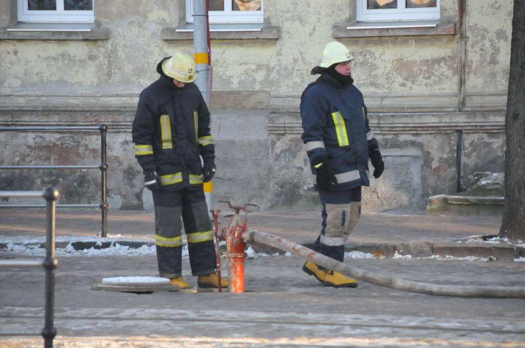 FOTO: Likvidē ugunsnelaimes sekas Rīgas ielā