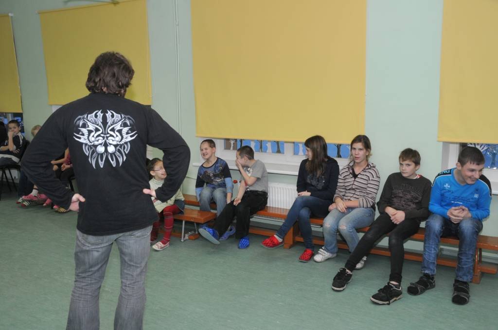 FOTO: Liepājas speciālās internātskolas bērni atraisās caur teātri