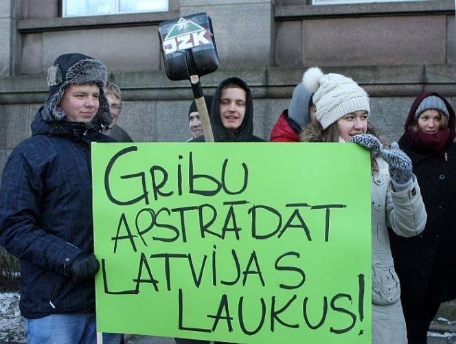 Zemnieki piketā vēršas pret lauksaimniecības zemes iztirgošanu spekulantiem