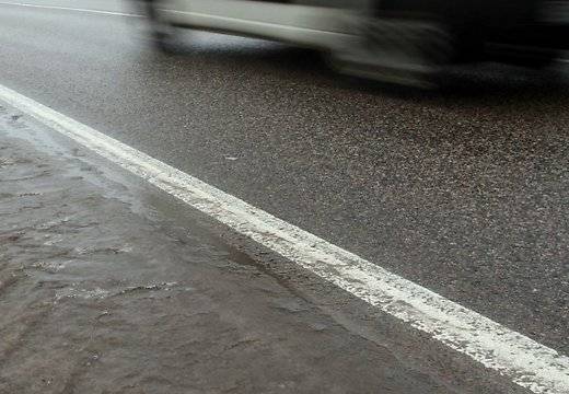 Braukšanas apstākļi uz autoceļiem pārsvarā apmierinoši, apledojuši pāris posmi