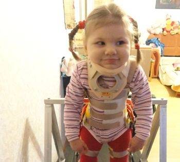 "Kosmonauta tērps" palīdzēs slimajai meitenei sākt staigāt