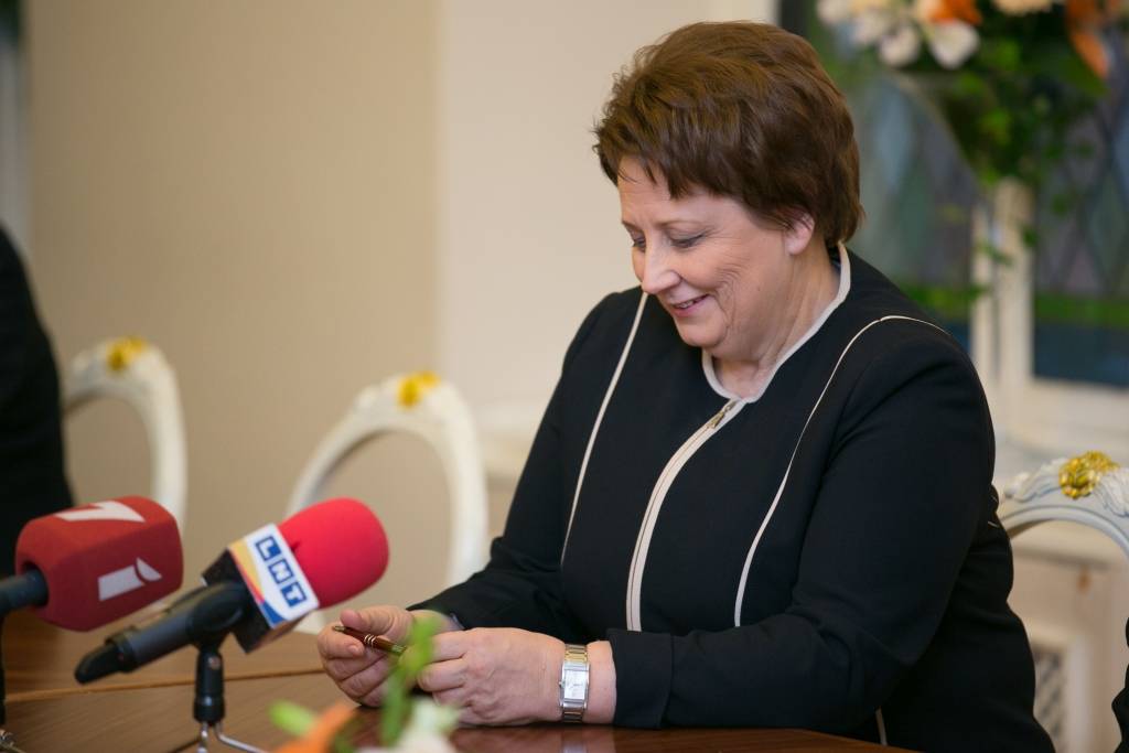 papildināts - Saeima pauž uzticību Straujumas valdībai