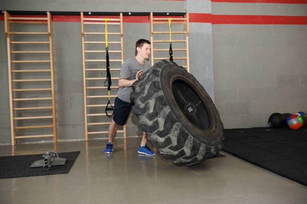 Sākam biznesu: jaunajā CrossFit sporta zālē trenēs kā armijā