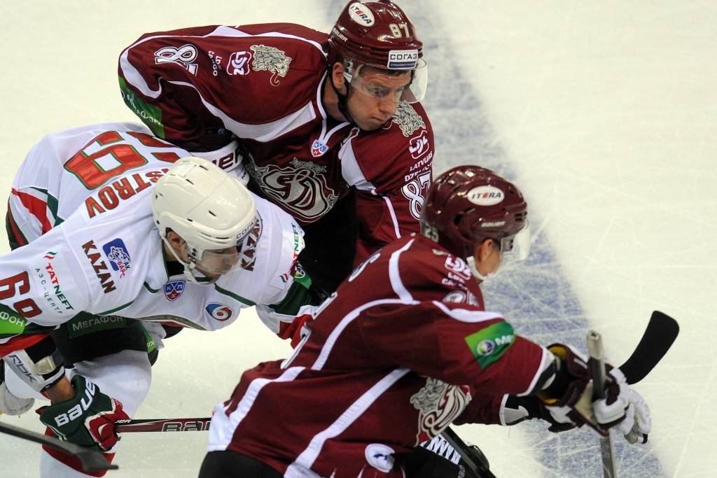 Rīgas Dinamo hokejisti izrauj uzvaru pār spēcīgo Ak Bars komandu, garantējot vietu Gagarina kausā