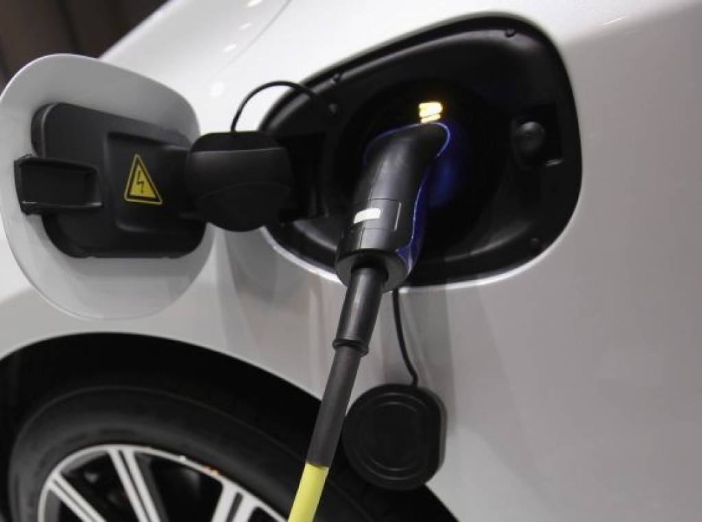 Uz Liepājas tramvaja elektropadeves tīkla bāzes cer izveidot elektroauto bezvadu uzlādes staciju