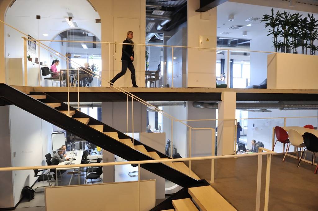 «Ātro kredītu» devēja 4finance birojs Rīgā ar industriālu «garšu»