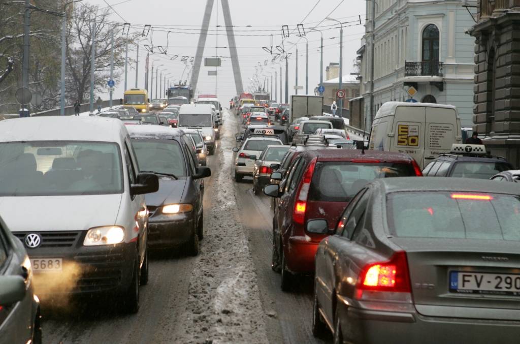 Brīdina par sasalstošu lietu; autovadītājiem jābūt īpaši uzmanīgiem