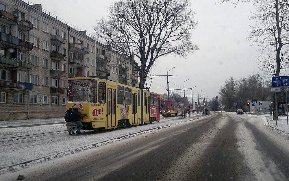 "Liepājas sabiedriskais transports" lūdz pašvaldības policiju pievērst uzmanību bērnu braukšanai uz tramvaja sakabes