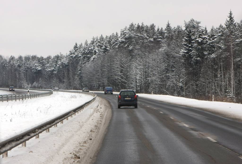 Autoceļi daudzviet Latvijā sniegoti un apledojuši