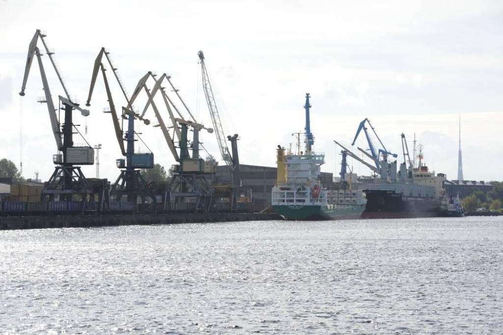 Rīgas brīvostā gaisa piesārņojuma dēļ darbību draud apturēt astoņiem uzņēmumiem