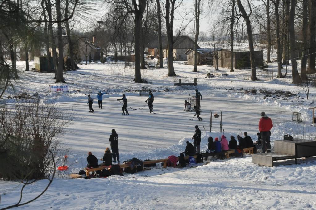 FOTO: Aizputes novada skolēni mērojas spēkiem ziemas sporta spēlēs