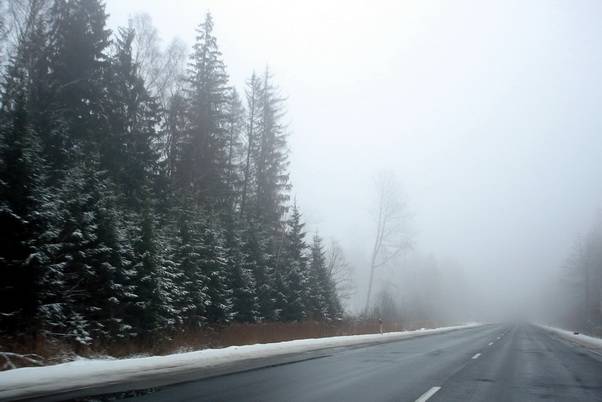 Kurzemē vietām apgrūtināti braukšanas apstākļi