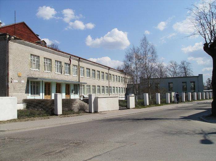 Liepājas Valsts tehnikuma administrācija atrodas K. Ukstiņa ielā