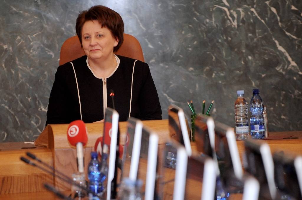 Ministri Straujumai vārda dienā dāvina sarkanas rozes