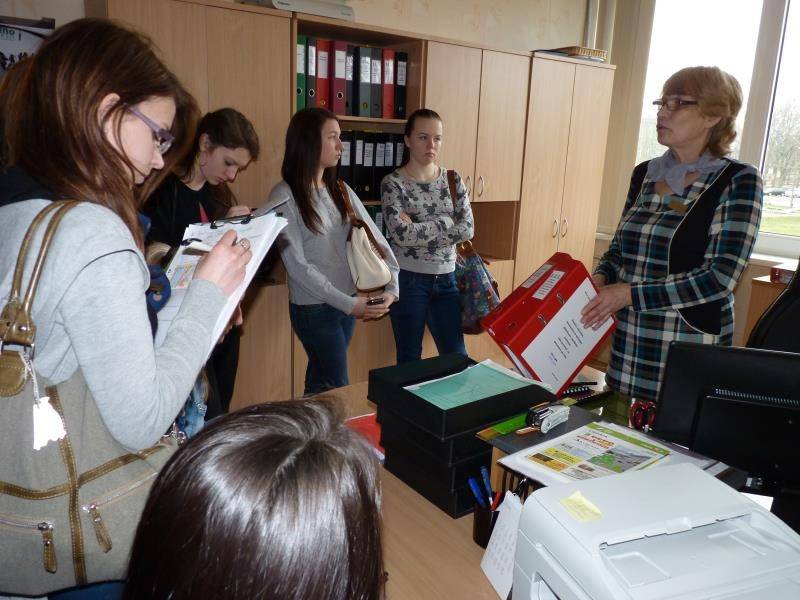 Nīcā skolēni uzzina par novada domes darbu