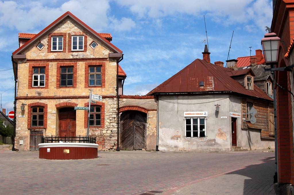 Straujuma: Ideja pārcelt KM uz Cēsīm ir apspriežama