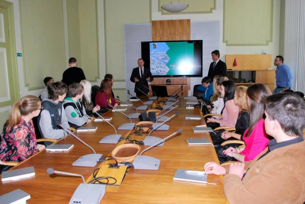 Liepājas domes darbiniekus ēno 18 jaunieši