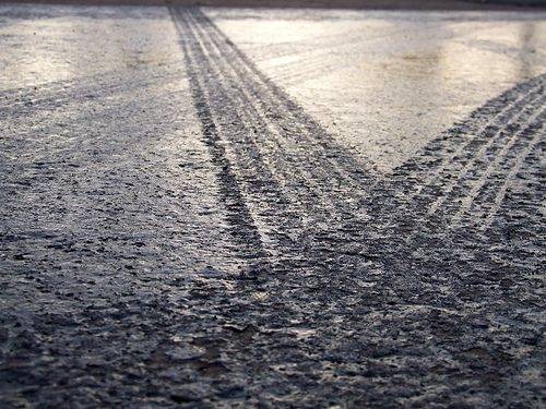 Apledojuma un dažviet sniega dēļ apgrūtināta braukšana visā Latvijā