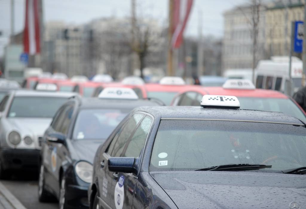 Taksistiem obligāts zināšanu minimums nepastāv
