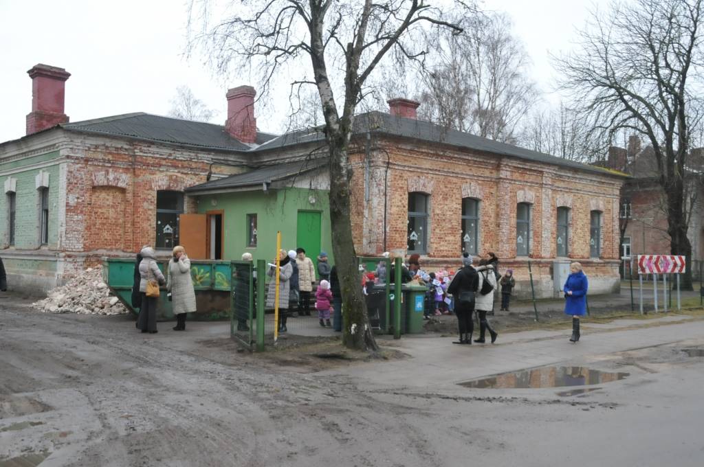 FOTO: Iemūrē kapsulu Karostas atjaunojamā bērnudārza pamatos