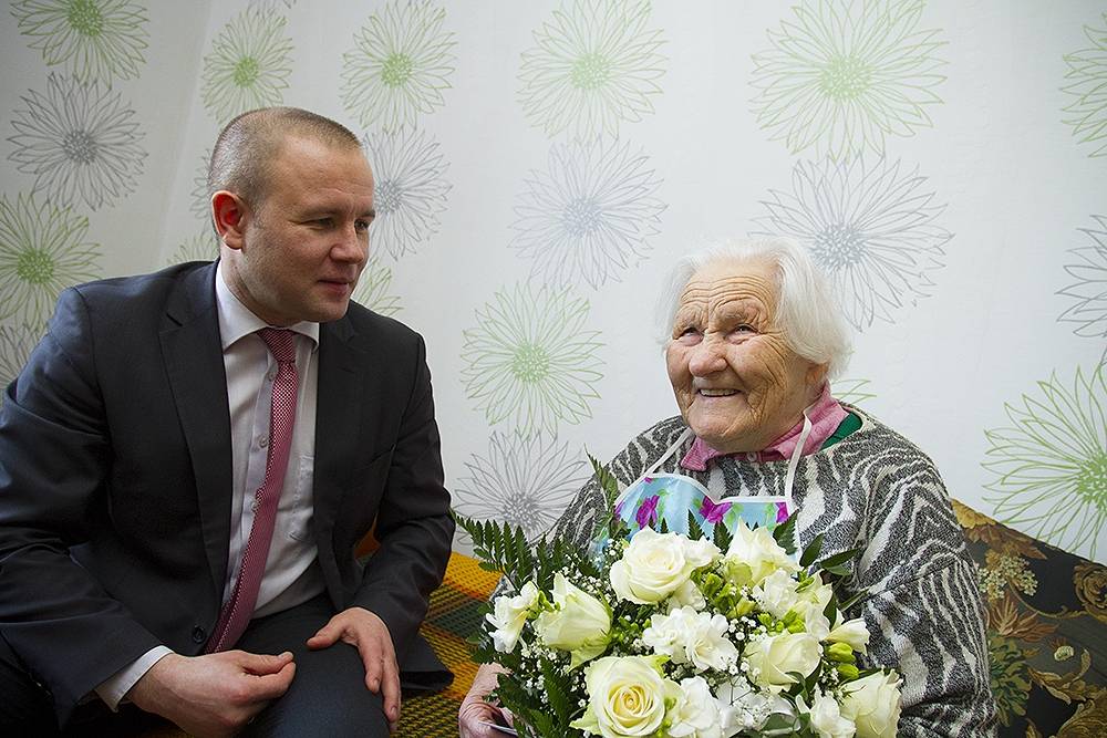 Liepājā sveic simtgadnieci, kuras dzīves gājums iesācies Gaviezes muižā