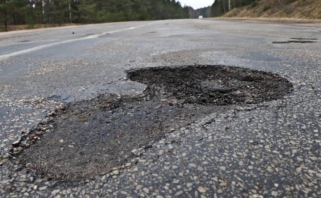 papildināts ar FOTO - Puse no valsts ceļiem kritiski slikti - sistēmas kļūdu spogulis