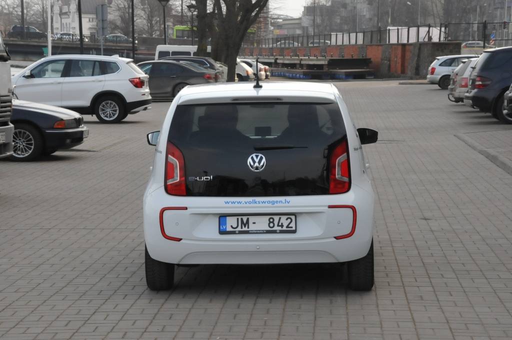 FOTO: Demonstrē elektromašīnu