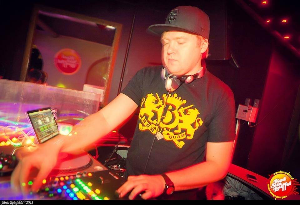 "Red Sun Buffet" viesosies dīdžejošanas pionieris DJ AI-VA