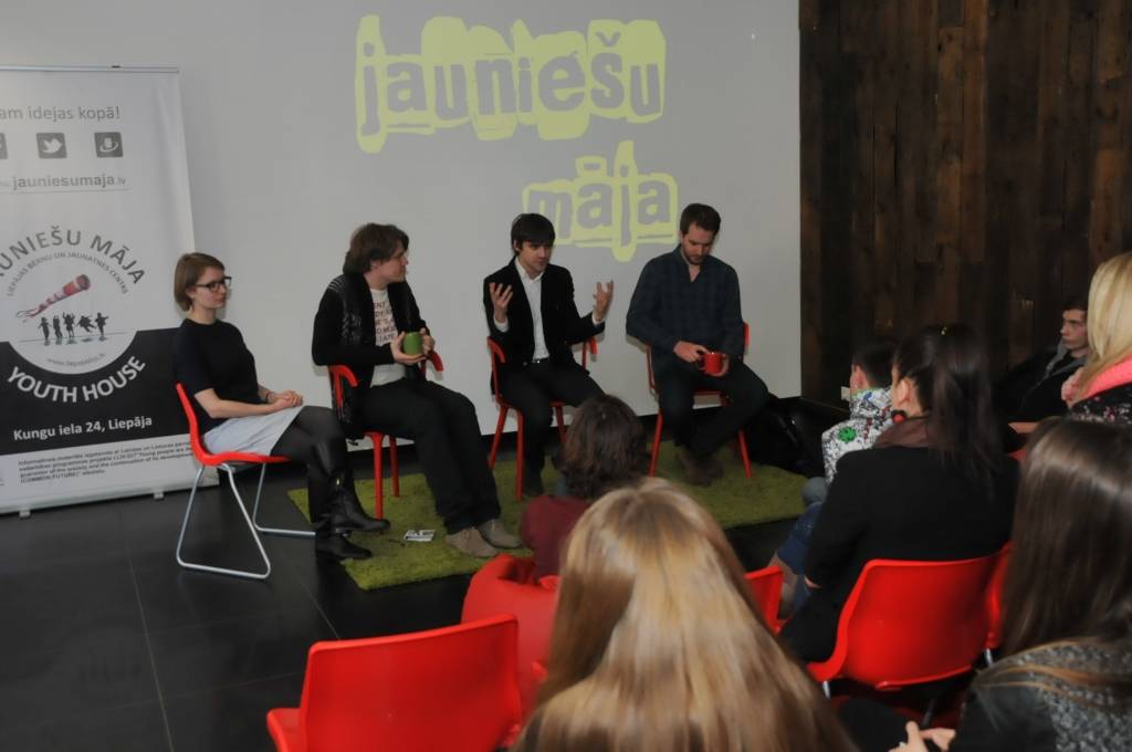 FOTO: Liepājas Jauniešu mājā viesojas radio personība Toms Grēviņš