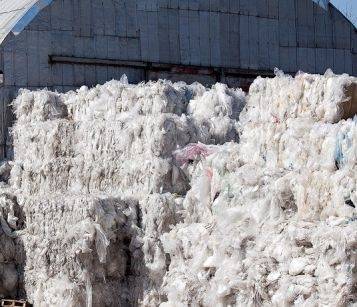 Bez maksas savāc agroplēves, polipropilēna maisus un plastmasas kanniņas