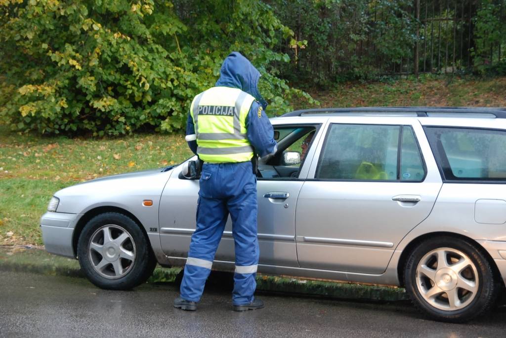 Policija autobēgli notvērusi paša mājas pagalmā