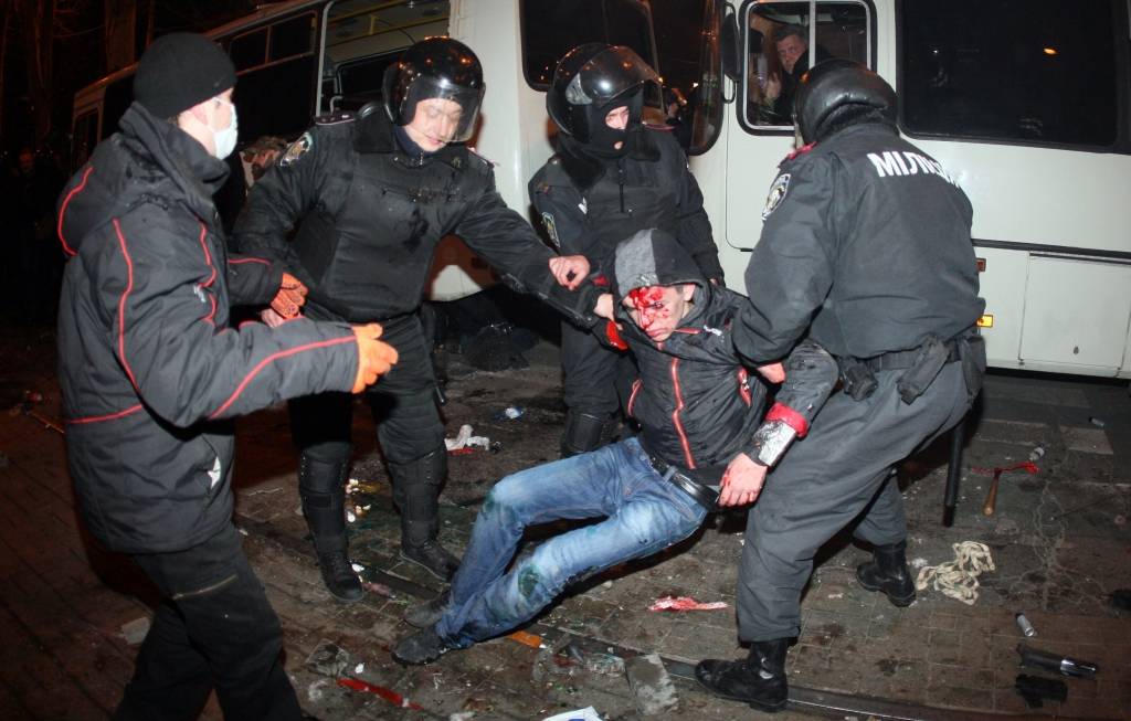 Ukrainā atsākas vardarbība: sadursmēs Doņeckā vairāki bojāgājušie