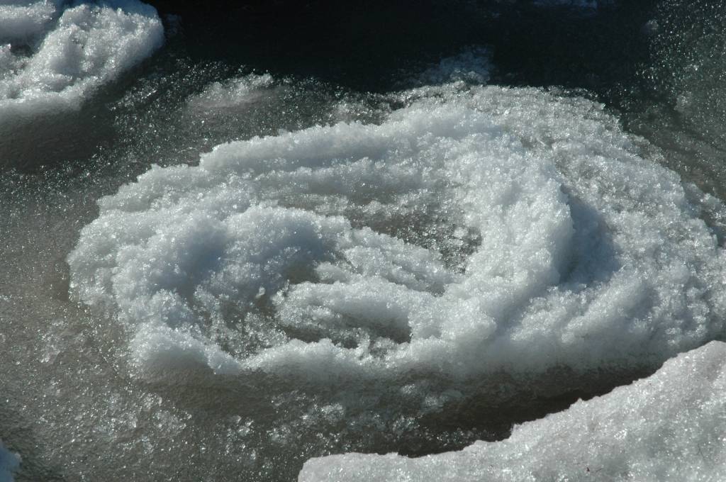 Skolēns izglābj ledū ielūzušu bērnu