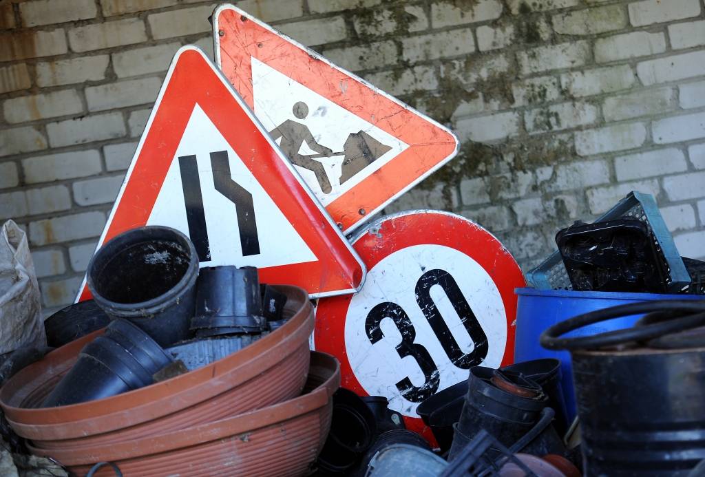 Vidzemē uz autoceļiem veidojas apledojums; vētras laikā jāuzmanās - var tikt nogāztas ceļa zīmes un koki